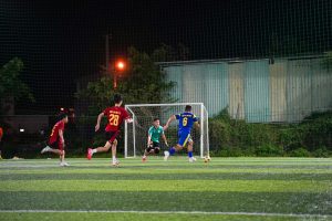 Cầu thủ thực hiện quả phạt góc trong một trận bóng đá