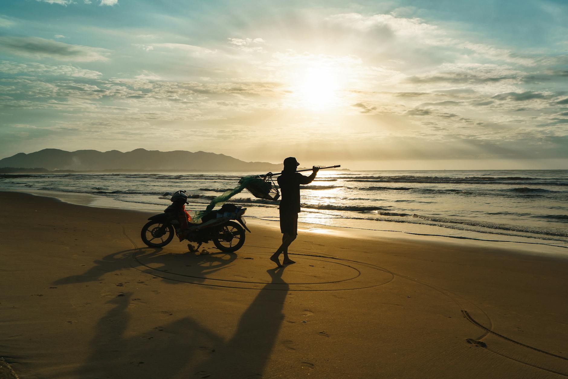 Người dùng đang xem cài đặt quyền riêng tư trên điện thoại thông minh