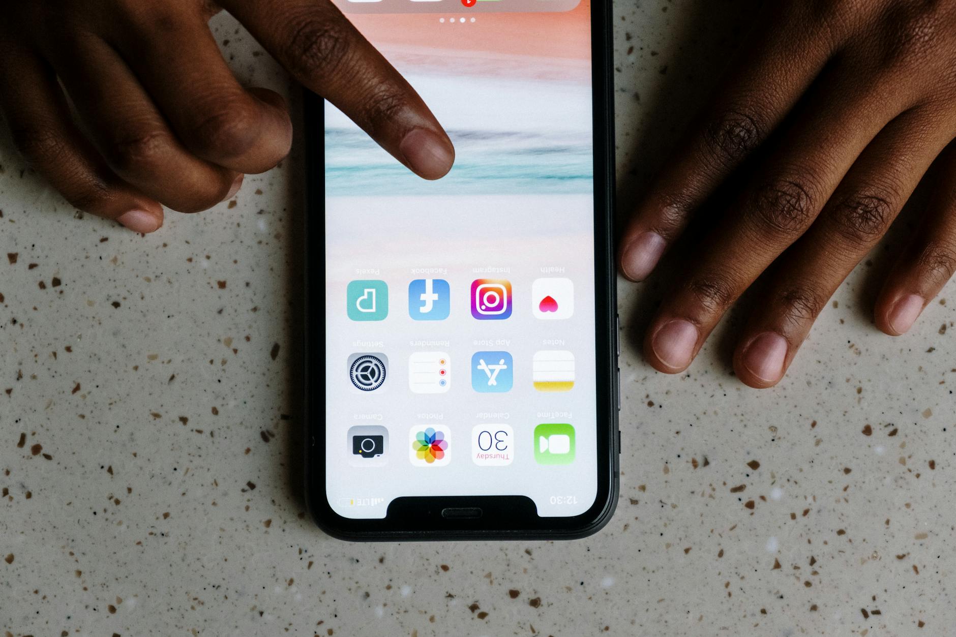 Người dùng đang tải ứng dụng trên điện thoại Android từ nguồn chính thức